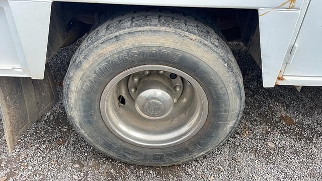 Image of Ford F-750 equipment image 4