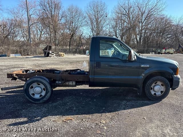 Image of Ford F-250 equipment image 3