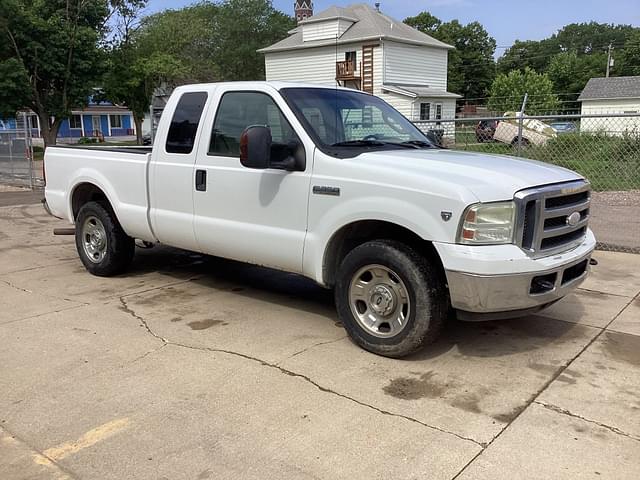 Image of Ford F-350 equipment image 2