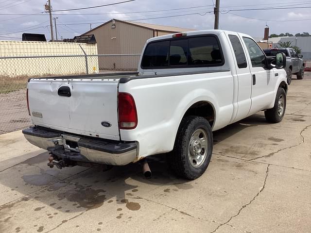 Image of Ford F-350 equipment image 4