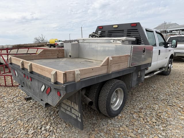 Image of Ford F-350 equipment image 2