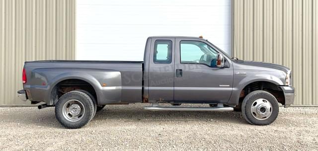 Image of Ford F-350 equipment image 2