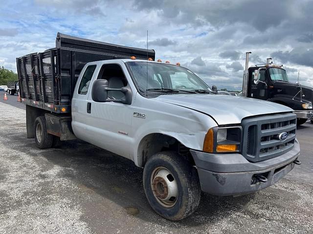 Image of Ford F-350 equipment image 3