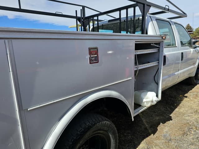 Image of Ford F-350 equipment image 3