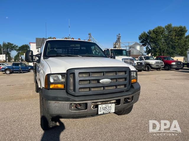 Image of Ford F-350 equipment image 4