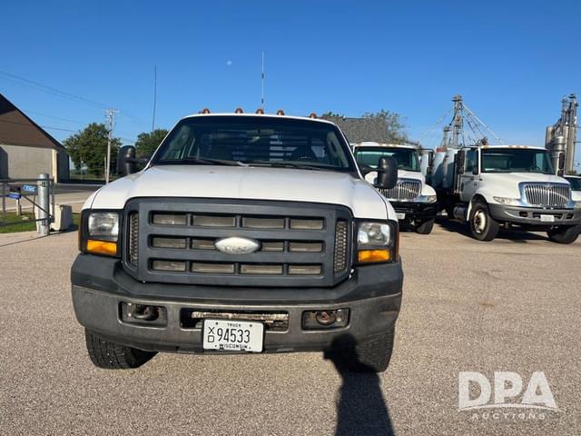 Image of Ford F-350 equipment image 3