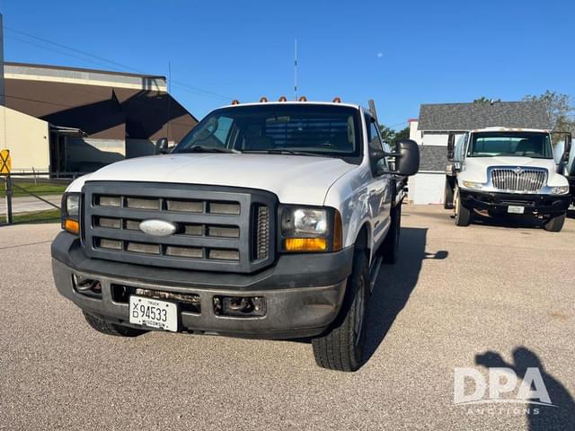 Image of Ford F-350 equipment image 2