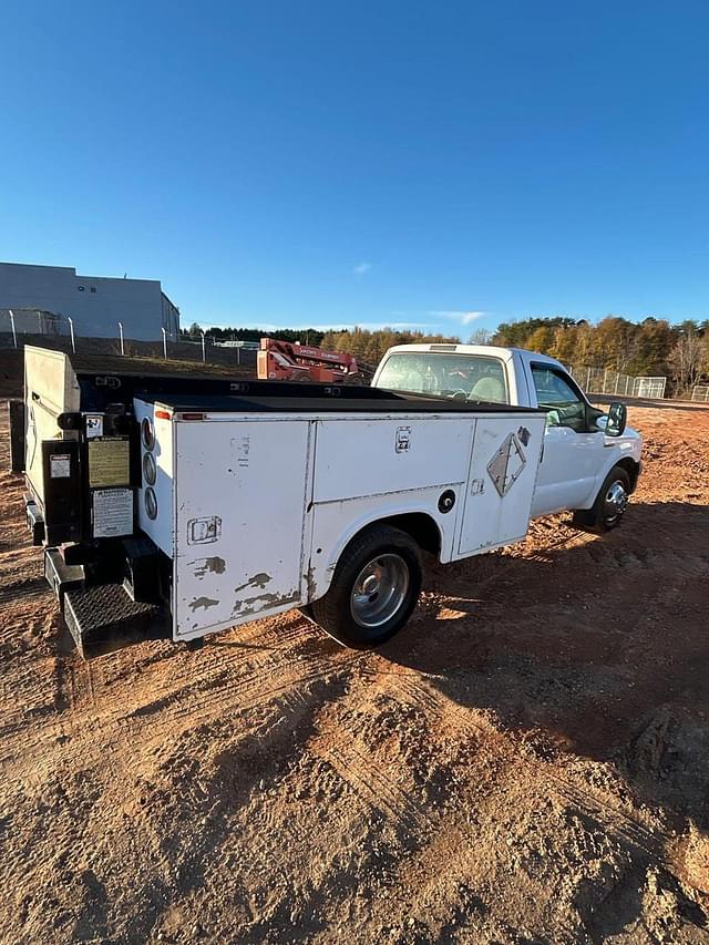 Image of Ford F-350 equipment image 2