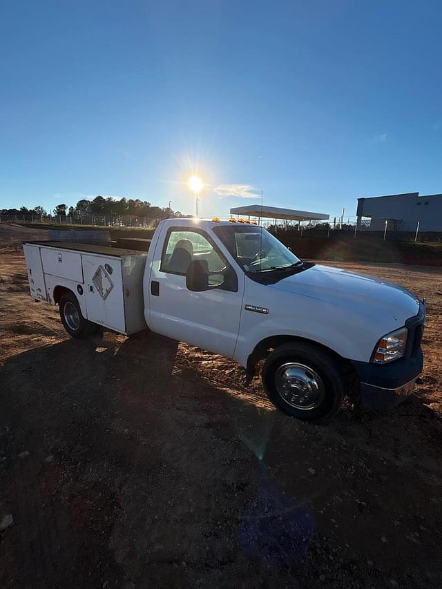 Image of Ford F-350 equipment image 1