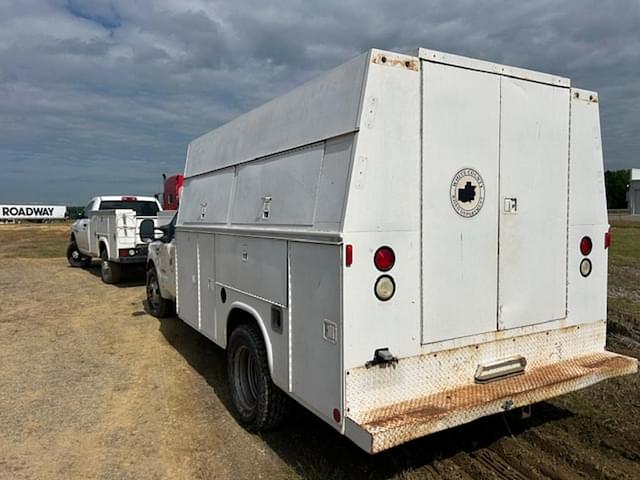 Image of Ford F-350 equipment image 3