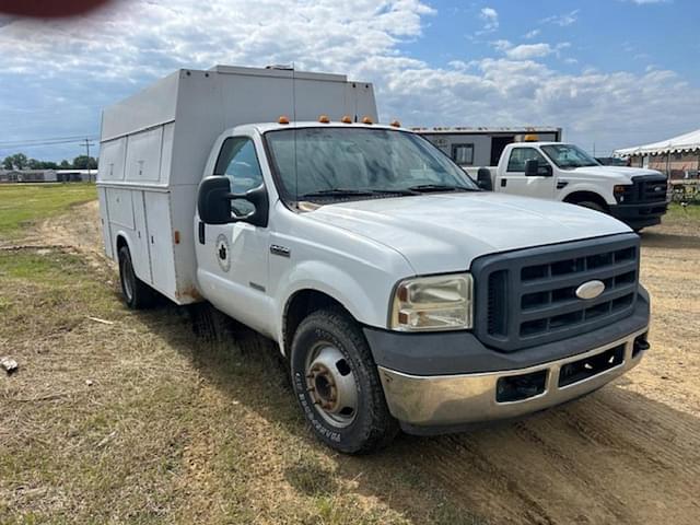 Image of Ford F-350 equipment image 2