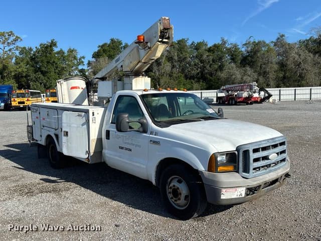 Image of Ford F-350 equipment image 2