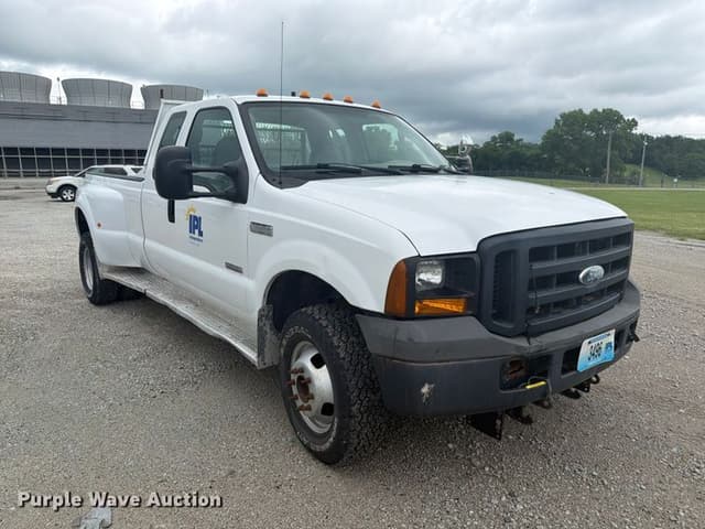 Image of Ford F-350 equipment image 2