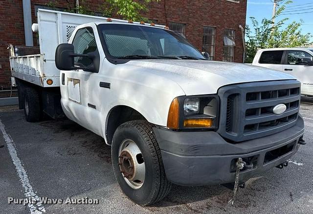 Image of Ford F-350 equipment image 2