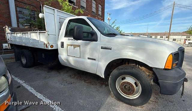 Image of Ford F-350 equipment image 3
