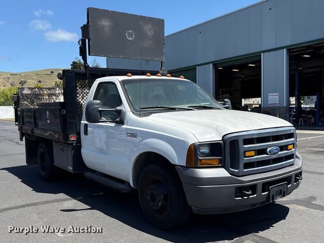 Image of Ford F-350 equipment image 2