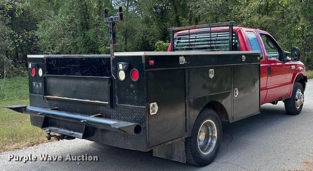 Image of Ford F-350 equipment image 4