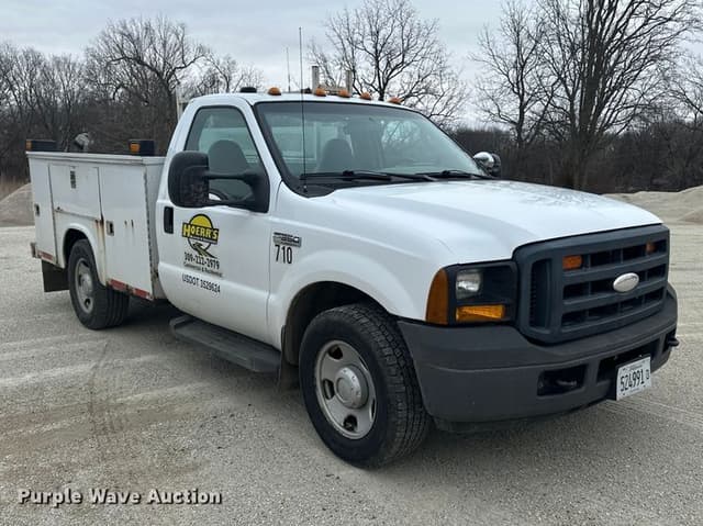 Image of Ford F-350 equipment image 2
