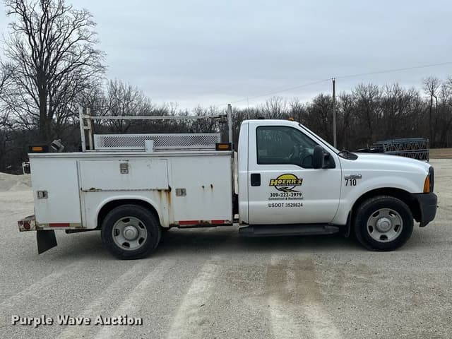 Image of Ford F-350 equipment image 3