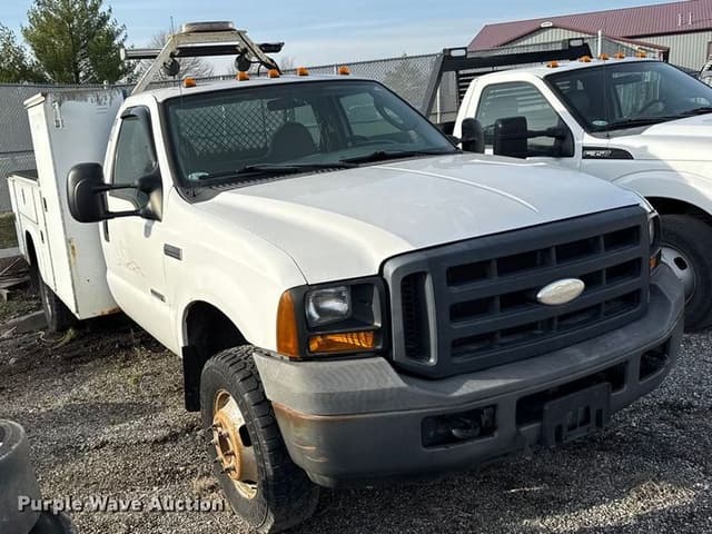 Image of Ford F-350 equipment image 2