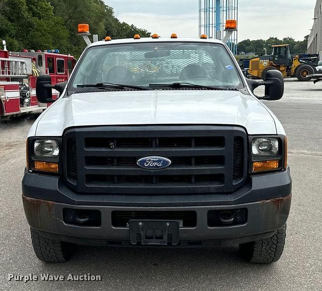 Image of Ford F-350 equipment image 1