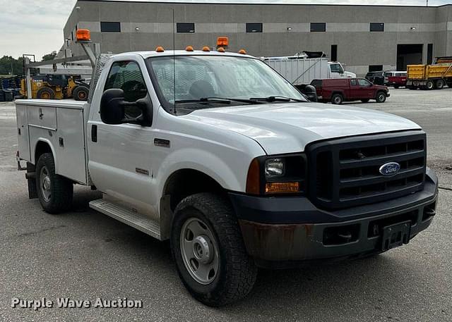 Image of Ford F-350 equipment image 2