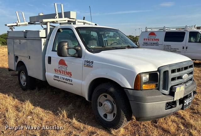 Image of Ford F-350 equipment image 2