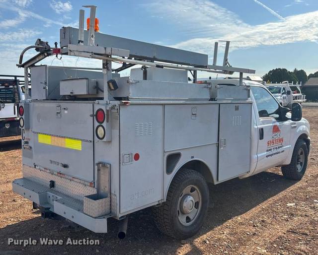 Image of Ford F-350 equipment image 4
