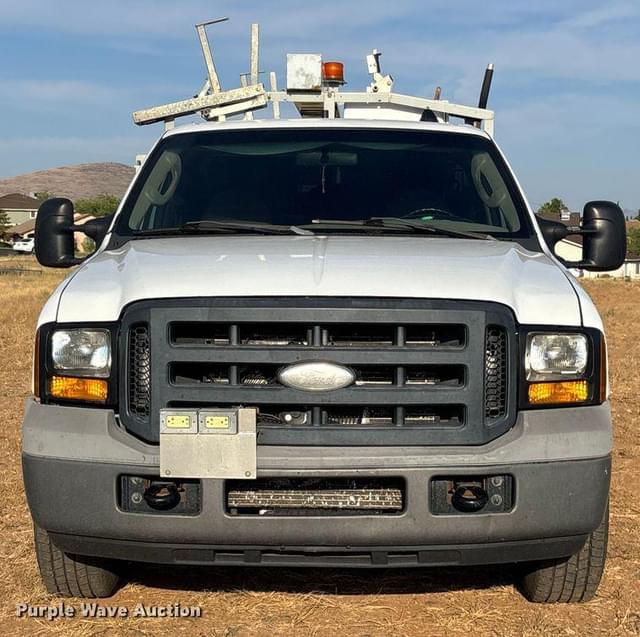Image of Ford F-350 equipment image 1