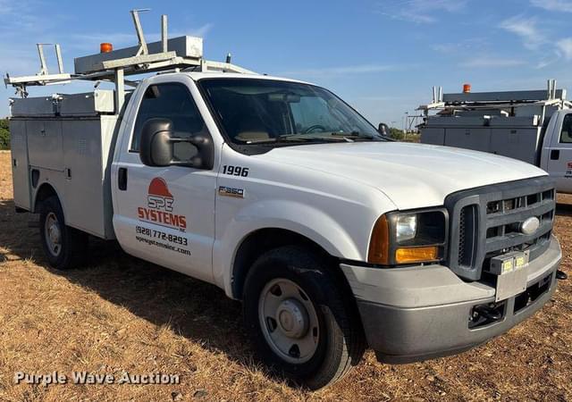 Image of Ford F-350 equipment image 2