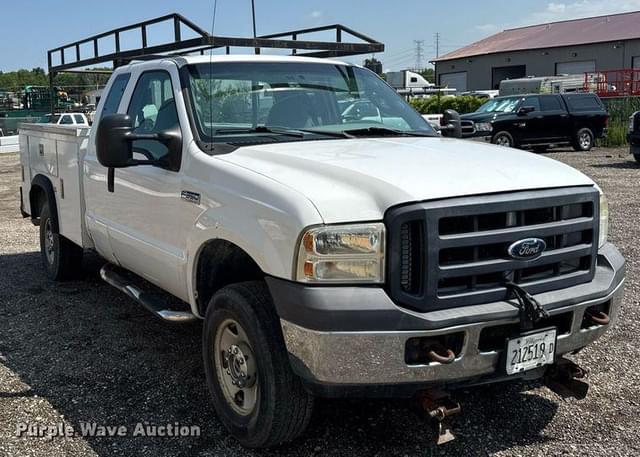 Image of Ford F-350 equipment image 2
