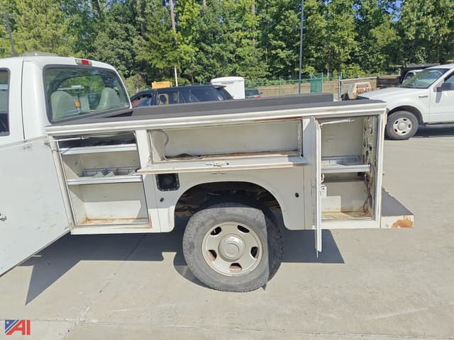 Image of Ford F-350 equipment image 2