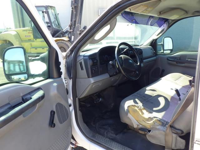 Image of Ford F-350 equipment image 4