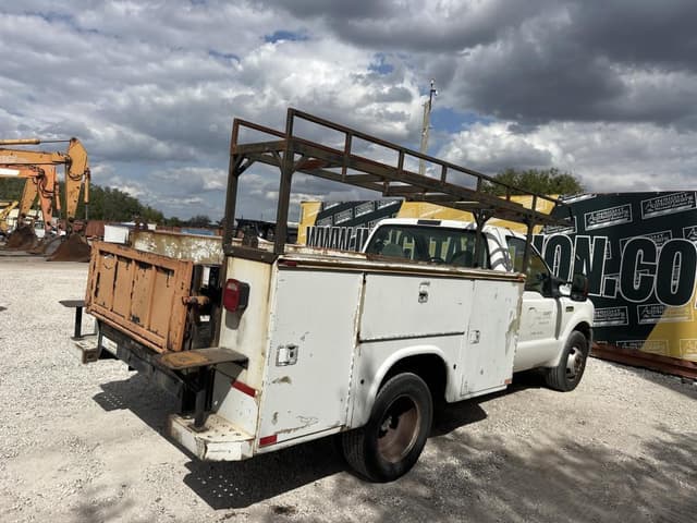 Image of Ford F-350 equipment image 2