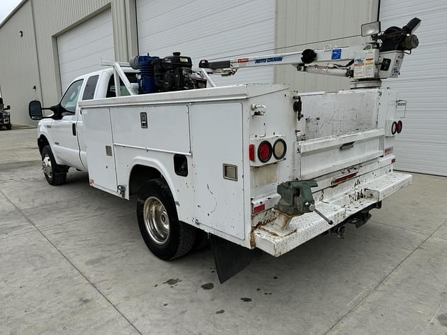 Image of Ford F-350 equipment image 2