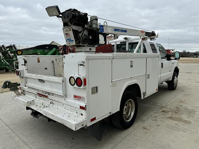 Image of Ford F-350 equipment image 4