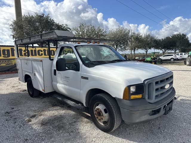 Image of Ford F-350 equipment image 3