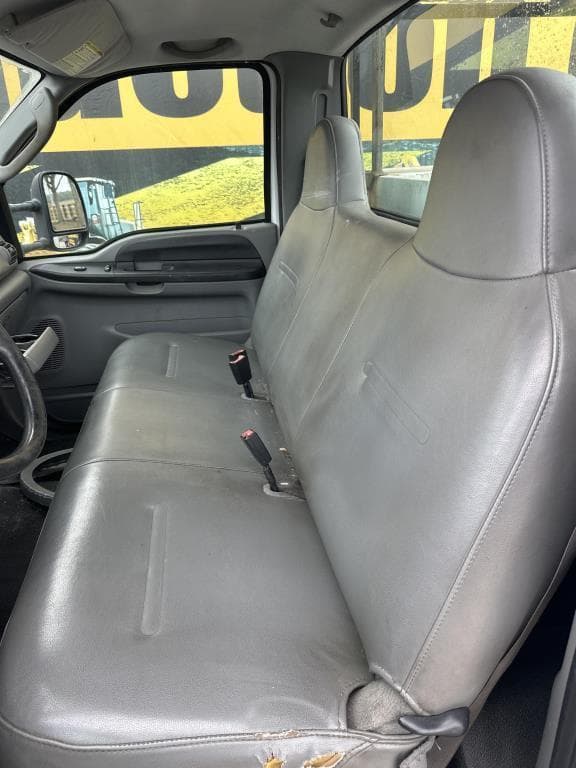 Image of Ford F-350 equipment image 4