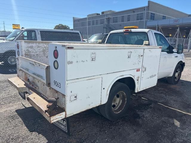 Image of Ford F-350 equipment image 4