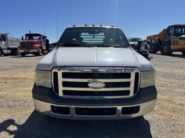 Image of Ford F-350 equipment image 1