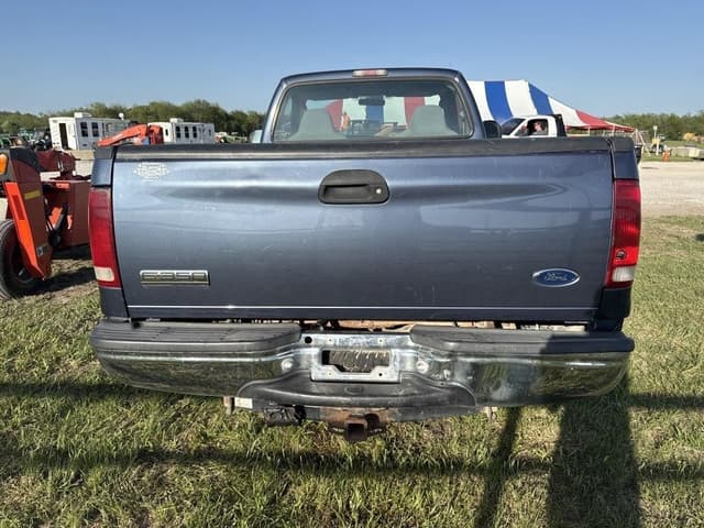 Image of Ford F-350 equipment image 3