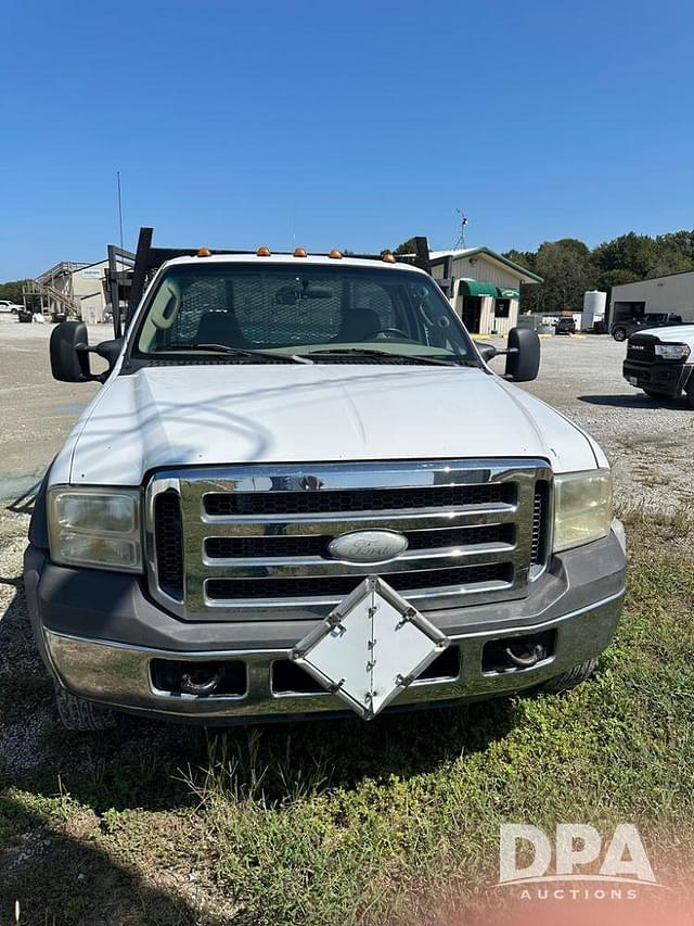 Image of Ford F-550 equipment image 3