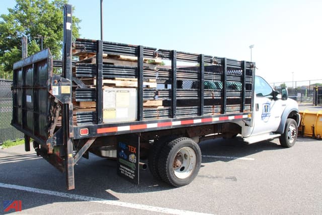 Image of Ford F-550 equipment image 3
