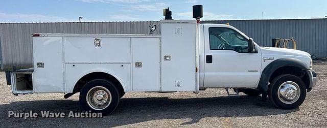 Image of Ford F-550 equipment image 3