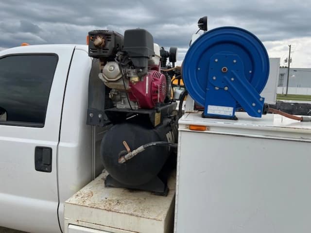 Image of Ford F-550 equipment image 4