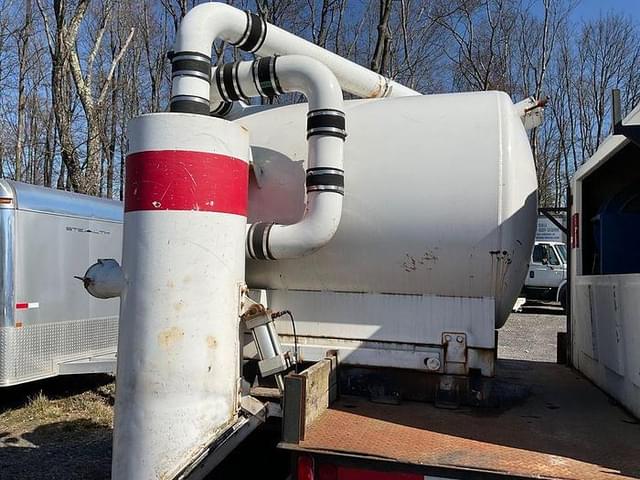 Image of Ford F-650 equipment image 4