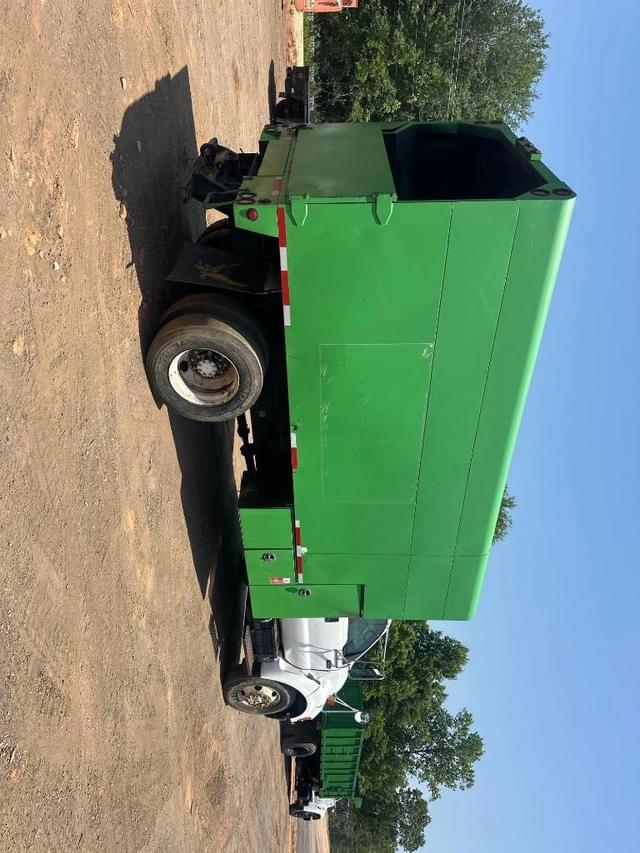 Image of Ford F-750 equipment image 3
