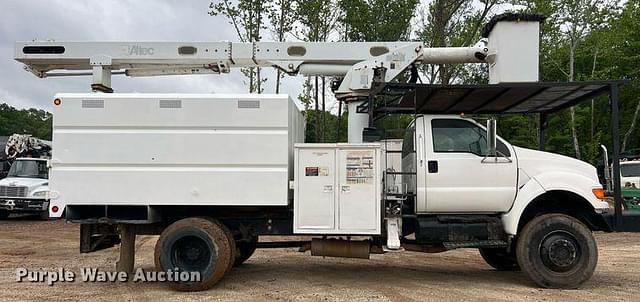 Image of Ford F-750 equipment image 3