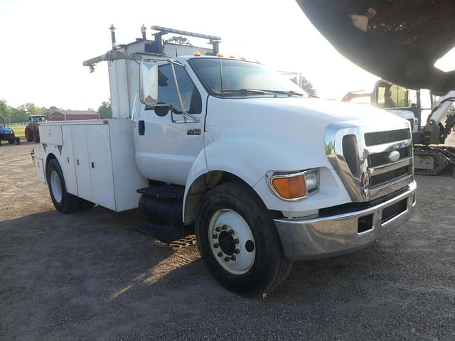 Image of Ford F-750 equipment image 1