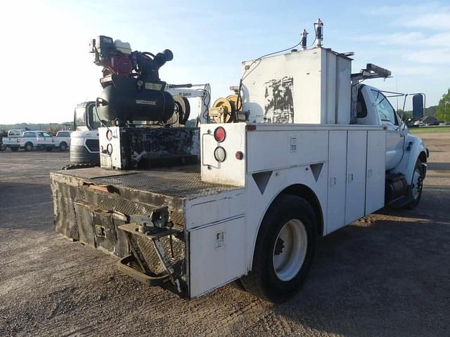 Image of Ford F-750 equipment image 2